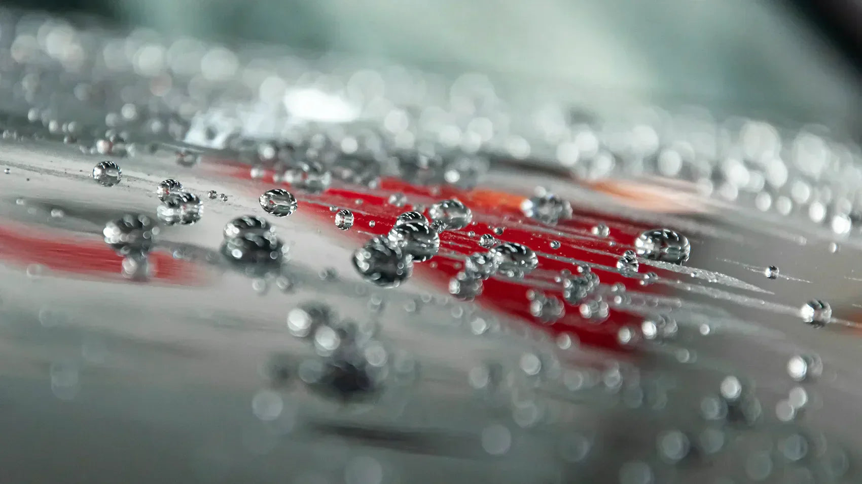 Czym jest kropelkowanie i taflowanie w detailingu? Beading vs sheeting